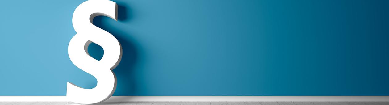 Ein Paragraphenzeichen lehnt an der Wand