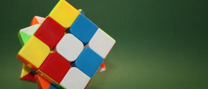 Zauberwürfel mit grünem Hintergrund