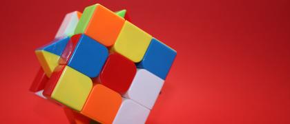 Zauberwürfel mit rotem Hintergrund